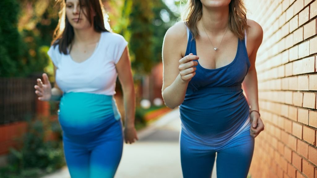 Duas mulheres grávidas correndo